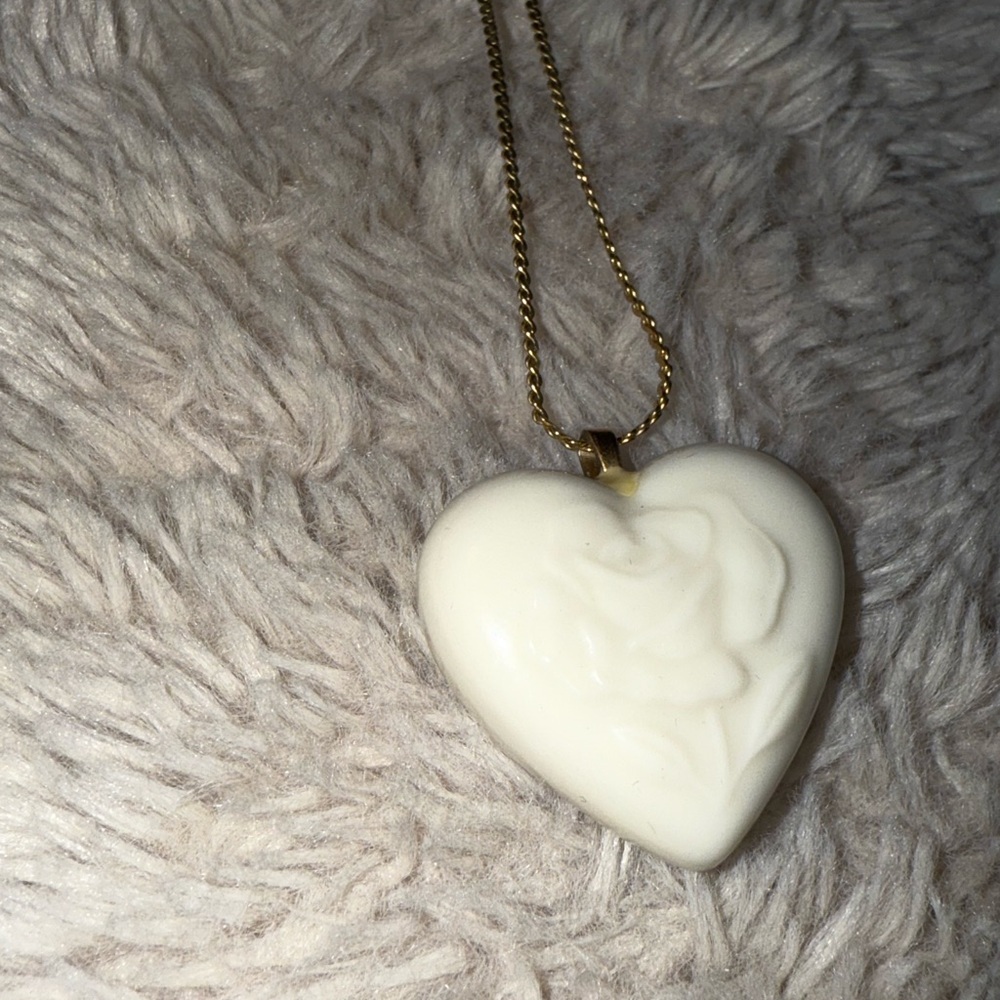 Vintage Lenox Porcelain Puffy Heart Rose Pendant Necklace &‎ Goldtone Chain
